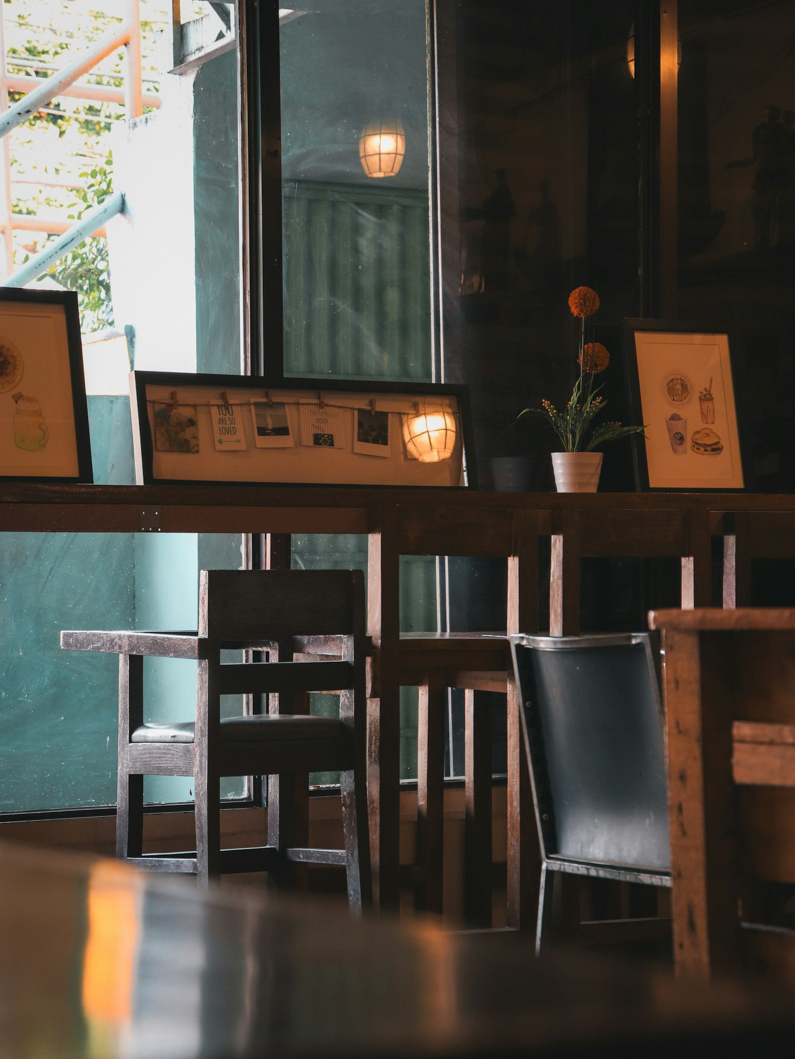 木の温もりを感じる店内の風景